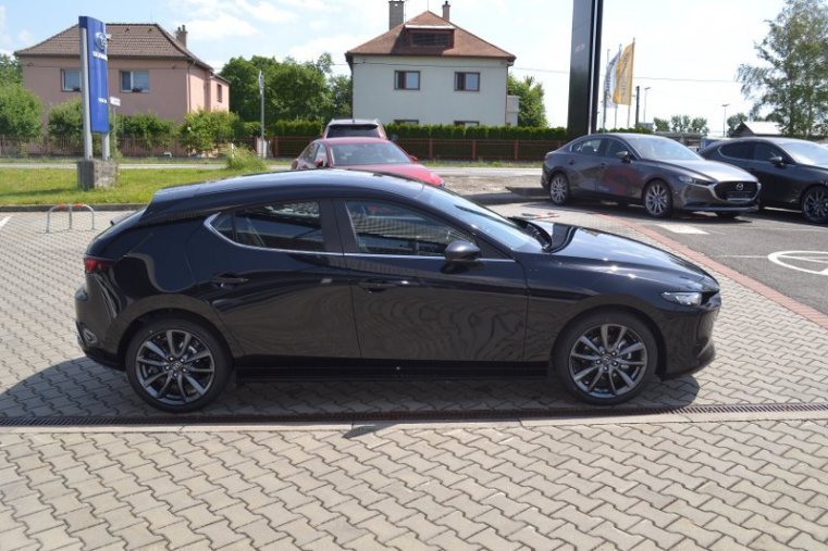 Mazda 3, Skyactiv G122, barva černá