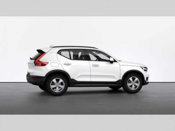 Volvo XC40, T2 1.5L 129 HP MOMENTUM CORE M, barva bílá