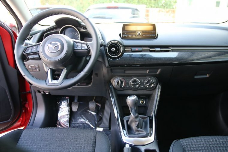 Mazda 2, 1,5G 75k, barva červená