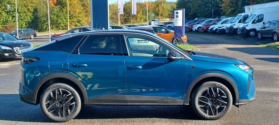 Peugeot 3008, Peugeot 3008 GT Hybrid 136 e-DCS6, barva modrá