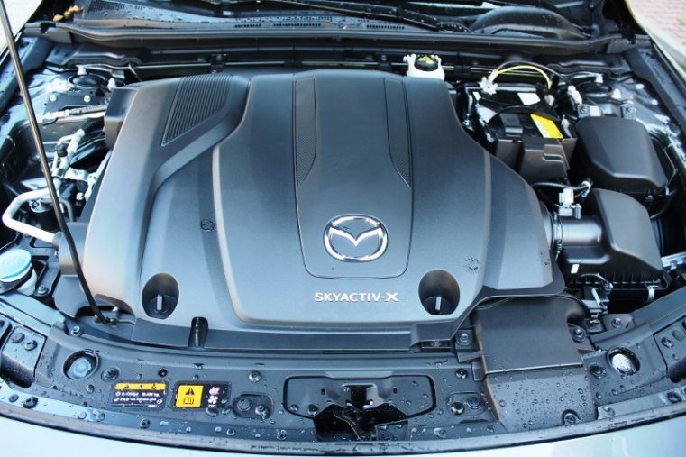 Mazda 3, SKYACTIV-X, barva šedá