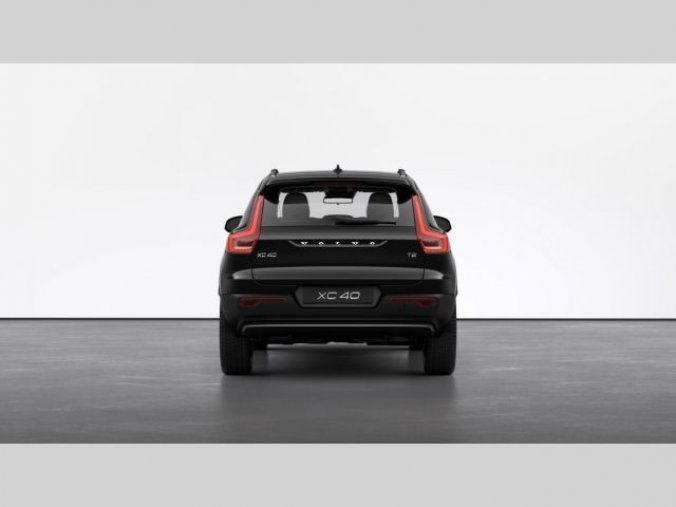 Volvo XC40, T2 1.5L 129 HP MOMENTUM CORE M, barva černá