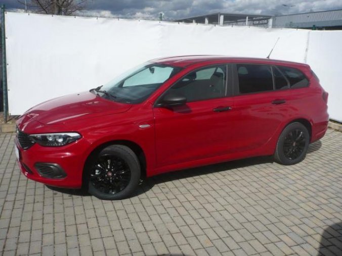 Fiat Tipo, SW 1.4 95k Street Italia, barva červená