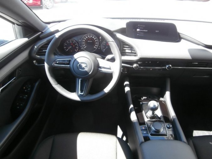 Mazda 3, Skyactiv G122, barva bílá