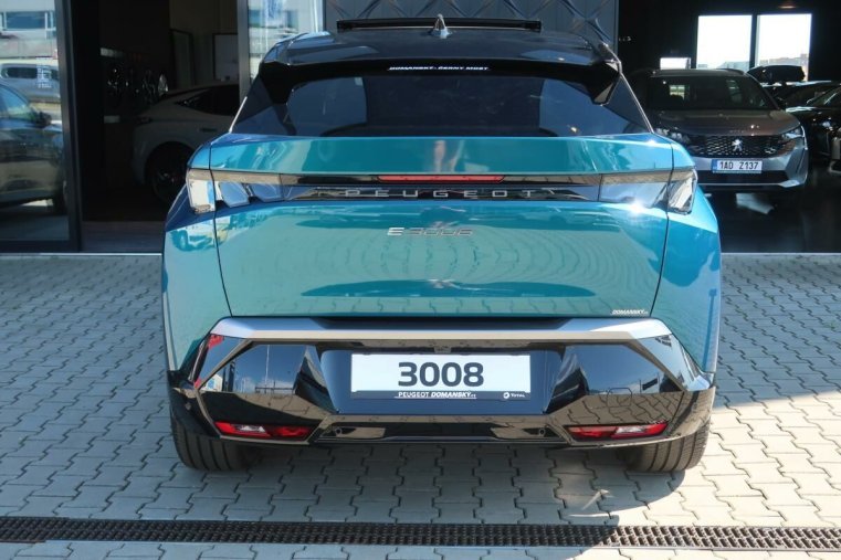 Peugeot 3008, Peugeot 3008 GT Elektromotor 157 kW / 210 k, barva modrá