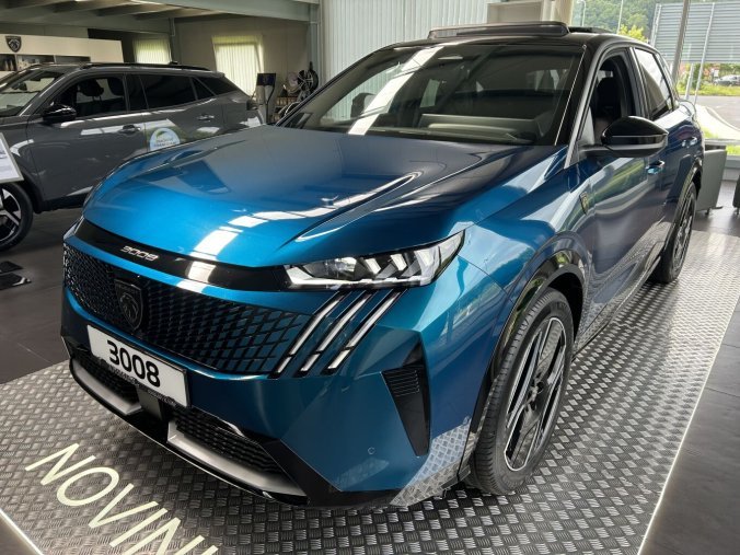 Peugeot 3008, Peugeot 3008 E-GT Elektromotor 157kW / 210k, barva modrá