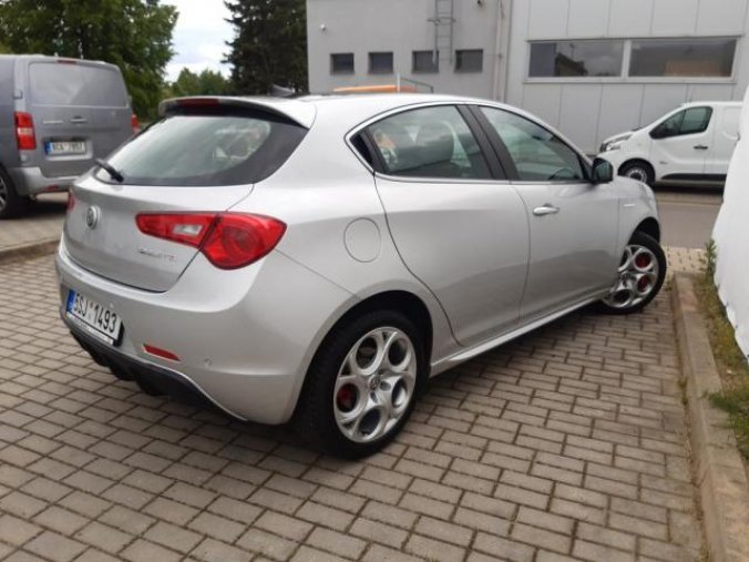 Alfa Romeo Giulietta, 1.4TBi 120PS Ti, barva stříbrná