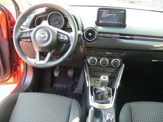 Mazda 2, 1.5 Skyactiv G90, barva červená