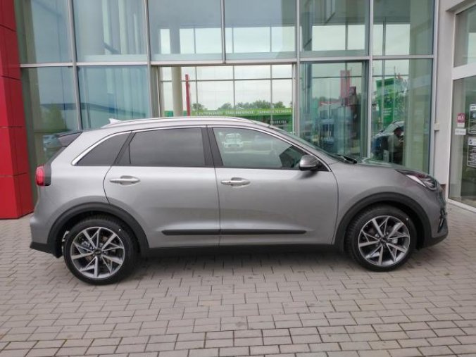 Kia Niro, 1.6 GDi HEV 6DCT Spring ed., barva stříbrná