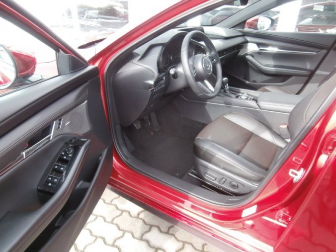 Mazda 3, Skyactiv G122, barva červená