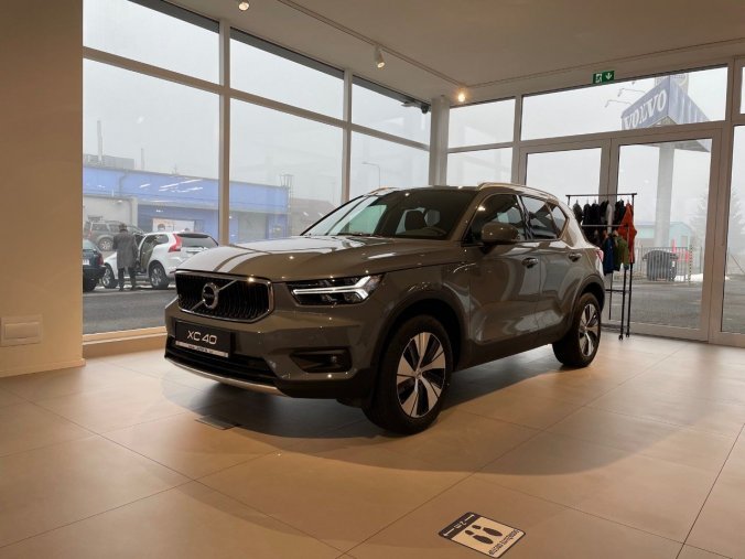 Volvo XC40, SUV, MOMENTUM PRO SUV 2,0 B4 Mild-Hybrid, barva šedá