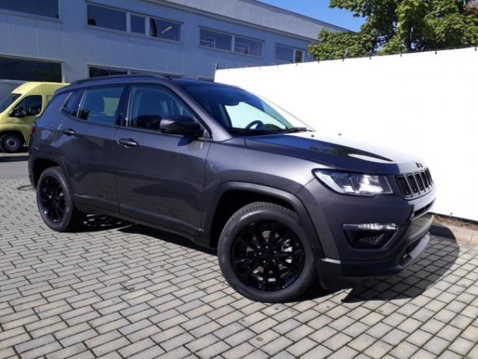 Jeep Compass, 1.3 130 PS NIGHT EAGLE skladem, barva šedá