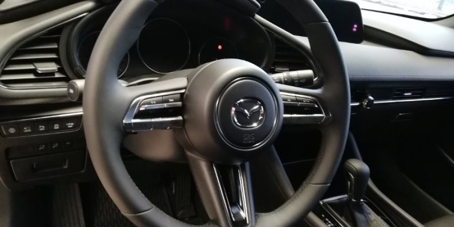 Mazda 3, SkyActive G122koní, barva červená