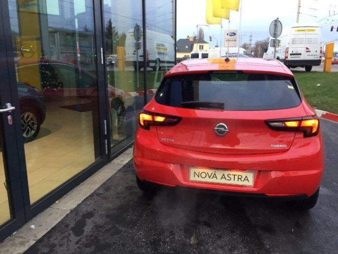 Opel Astra, INNOVATION 1.4 Turbo 92 kW, barva červená