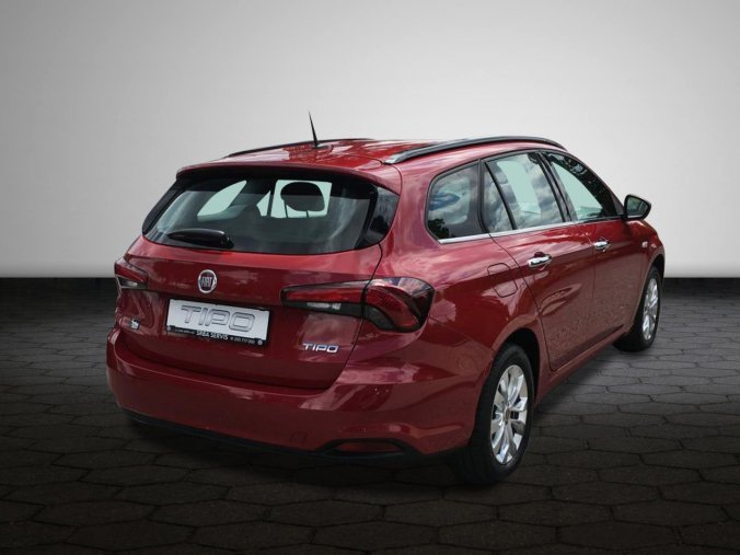 Fiat Tipo, ITALIA EXTRA 1.6 MultiJet 120k E6D, barva červená