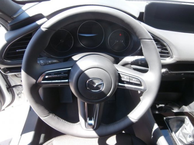 Mazda 3, Skyactiv G122, barva bílá