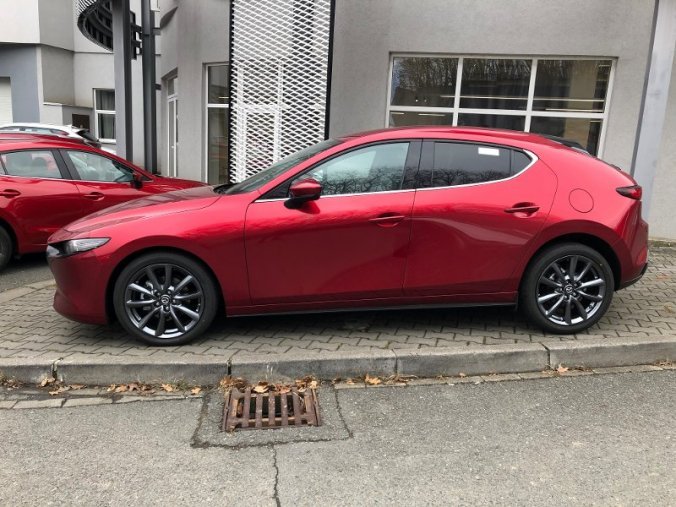 Mazda 3, X 180K, barva červená