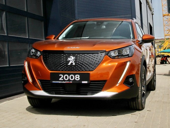 Peugeot 2008, Allure 1.2 PureTech 100, barva oranžová