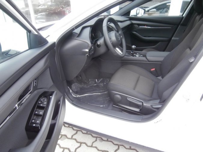 Mazda 3, Skyactiv G122, barva bílá