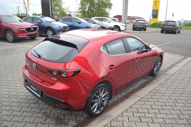 Mazda 3, Skyactiv G122, barva červená