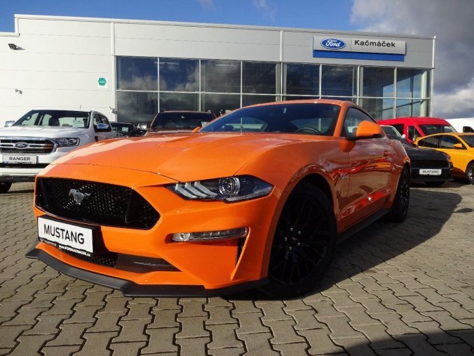 Ford Mustang, V8 GT, Fastback, 5.0 GT 330 kW/449 k, 10st. automatická, barva oranžová