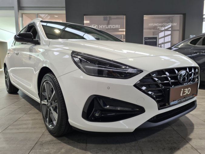 Hyundai i30, 1,5 T-GDI 117 kW DCT MHEV, barva bílá