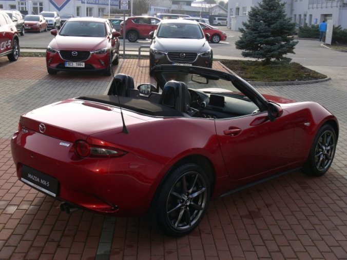 Mazda MX-5, 2.0 Skyactiv G184 + NAVI, barva červená