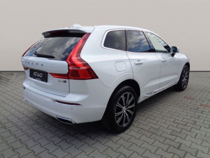 Volvo XC60, B4 2.0L 197 HP INSCRIPTION AT8, barva bílá