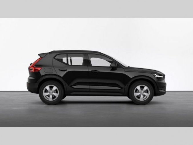 Volvo XC40, T2 1.5L 129 HP MOMENTUM CORE M, barva černá