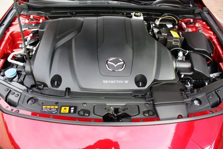 Mazda 3, SKYACTIV-X, barva červená