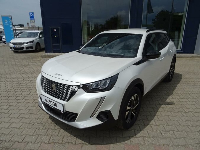 Peugeot 2008, Peugeot 2008 e-ALLURE Elektromotor 100 kW, barva bílá