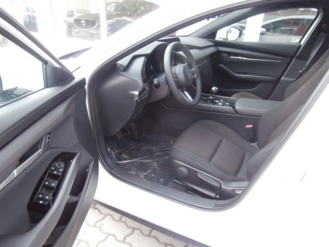 Mazda 3, Skyactiv G122, barva bílá