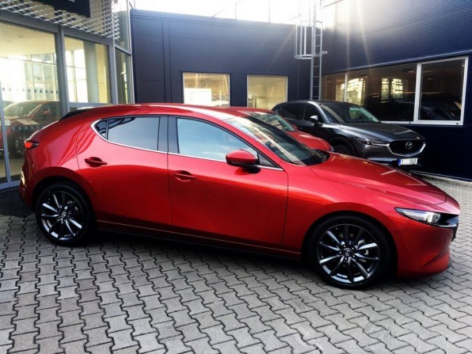 Mazda 3, 2.0G 133kW/181k, barva červená