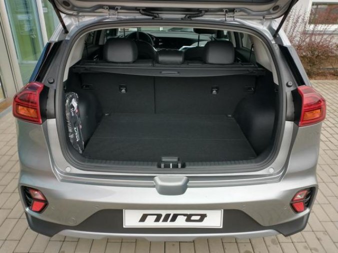 Kia Niro, 1.6 GDi HEV 6DCT Spring ed., barva stříbrná