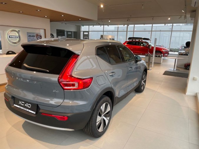 Volvo XC40, SUV, MOMENTUM PRO SUV 2,0 B4 Mild-Hybrid, barva šedá