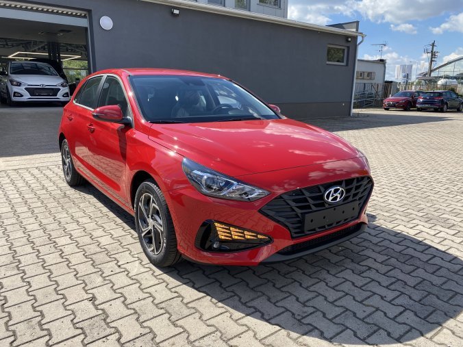 Hyundai i30, 1,5i CVVT 81 kW (95 NAT) 6 st. man, barva červená