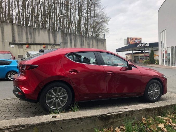 Mazda 3, 2.0i G 122K, barva červená