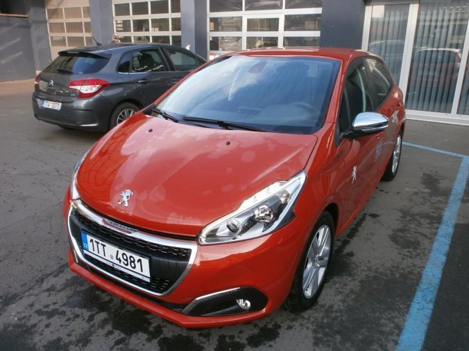 Peugeot 208, SIGNATURE 1.2PureTech 82 MAN5, barva oranžová