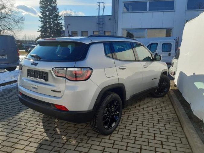 Jeep Compass, 1.3 130 PS NIGHT EAGLE skladem, barva stříbrná