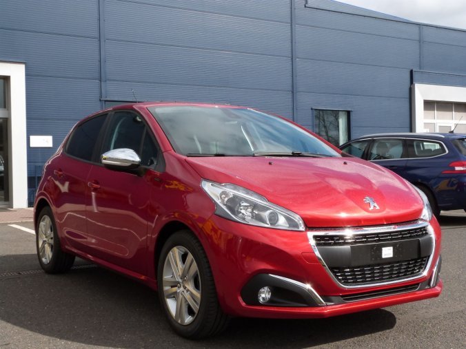 Peugeot 208, SIGNATURE 1.2 PureTech 82k, barva červená