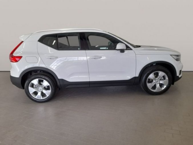 Volvo XC40, T3 1.5L 163 HP MOMENTUM AT8 FW, barva bílá