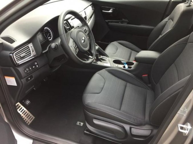 Kia Niro, 1,6 GDi HEV 6DCT HEV Exclusive, barva šedá