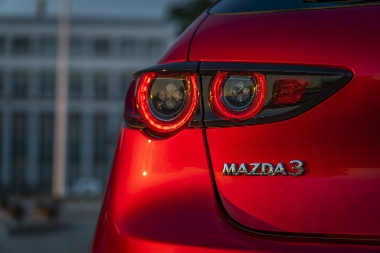 Mazda 3, 2,0 122k - k odběru v srpnu 2019, barva červená