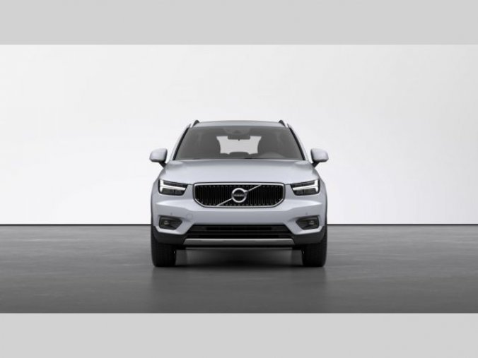 Volvo XC40, T3 1.5L 163 HP MOMENTUM PRO AT, barva stříbrná