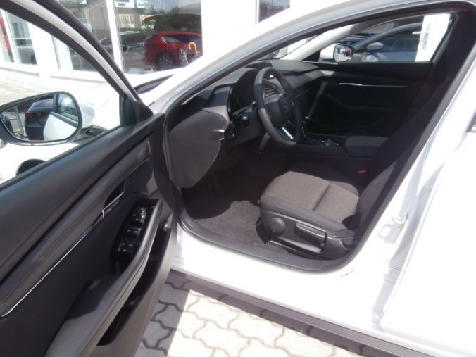 Mazda 3, Skyactiv G122, barva bílá