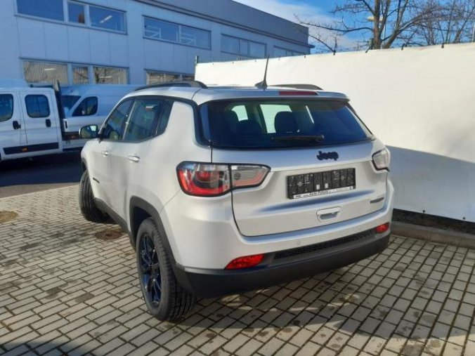 Jeep Compass, 1.3 130 PS NIGHT EAGLE skladem, barva stříbrná