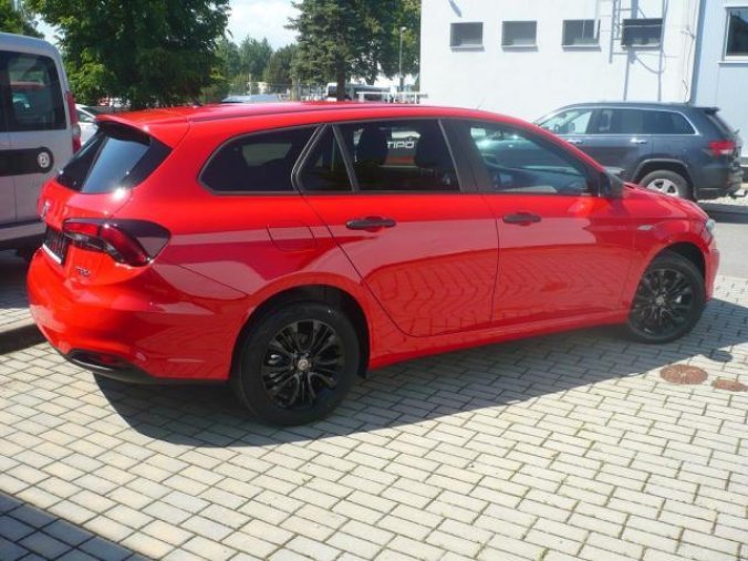 Fiat Tipo, SW 1.4 95k Street Italia, barva červená