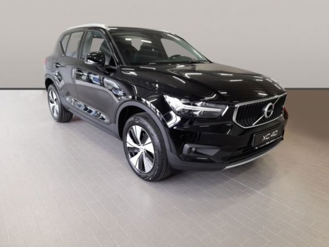 Volvo XC40, T3 1.5L 163 HP MOMENTUM PRO AT, barva černá