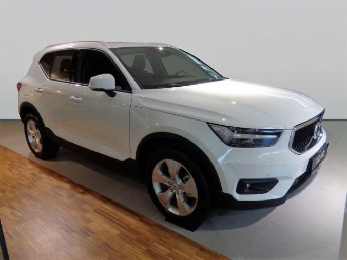 Volvo XC40, T3 1.5L 163 HP MOMENTUM CORE A, barva bílá