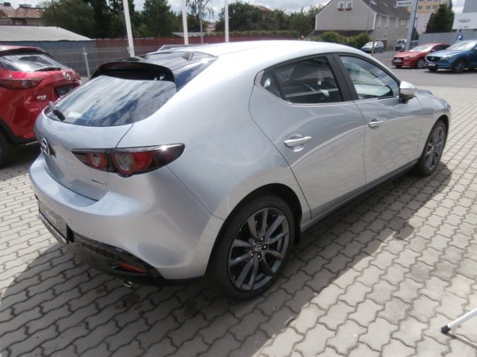 Mazda 3, Skyactiv G122, barva stříbrná